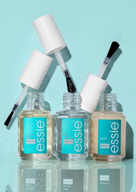 Trois bouteilles de couches de base essie sur fond bleu clair